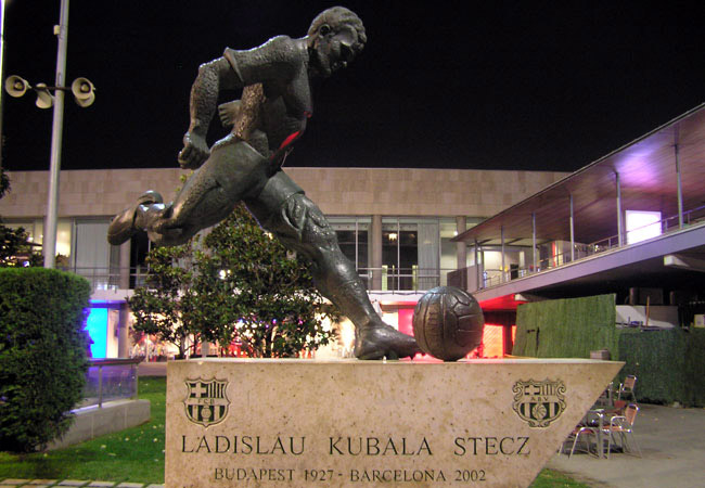 Kubala-szobor a Nou Camp előtt